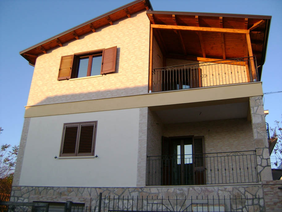 Ristrutturazione di interni ed esterni con ricostruzione del tetto  di una civile abitazione situata in Borgo Celano (FG)