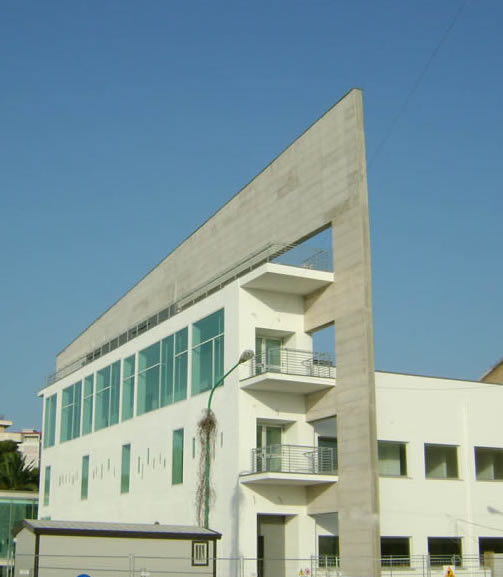 Ianno Costruzioni lavora nel settore delle opere pubbliche attraverso ristrutturazioni, restauri e rifacimenti o nuove costruzioni. Tra le numerose realizzazioni, annovera diversi interventi in scuole, municipi, musei, impianti, sportivi, piazze.